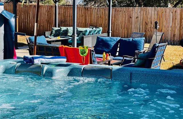 Heated PrvtPool/hugeHT,EPICbckyrd,Toys,Firepit,inTown