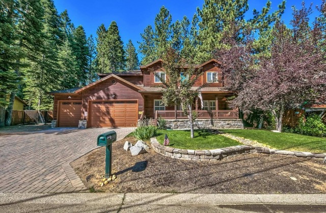 Heavenly Pines Place - Hot Tub, Games, Great Yard, A/C, Close to Heavenly