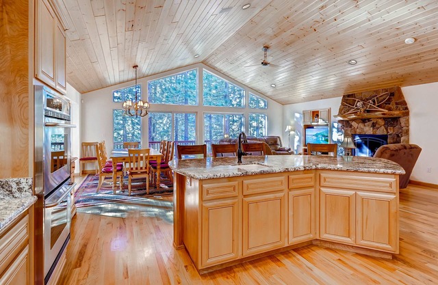 Heavenly Solitude - Pets , Hot Tub, 2 Living Areas, Modern