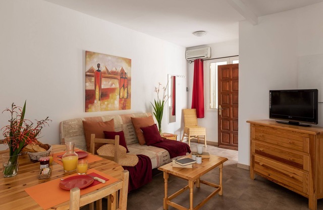Helios2 4/6pers -2 bedrooms - beach 5 mn walk, heated pool 28 degrees