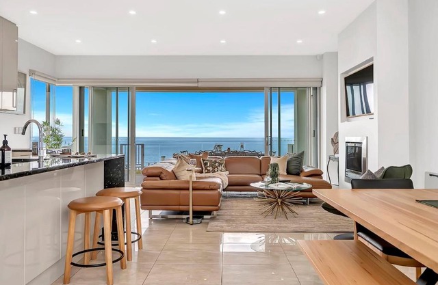 Henley's Treasure - Experience Opulence on the Ocean