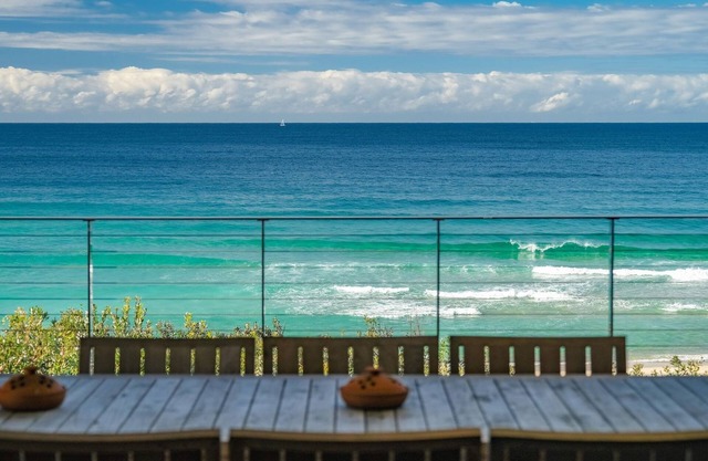 Heron House - beachfront @ Blueys Beach