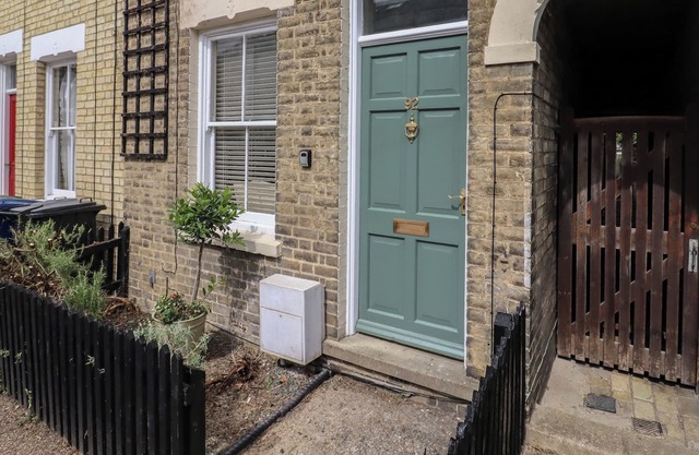 HERTFORD STREET, pet friendly, character holiday cottage in Cambridge