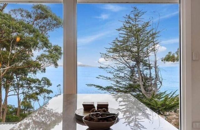 Hidden Bay Retreat 15 Min to Hobart, 5 Bed 3 Bath