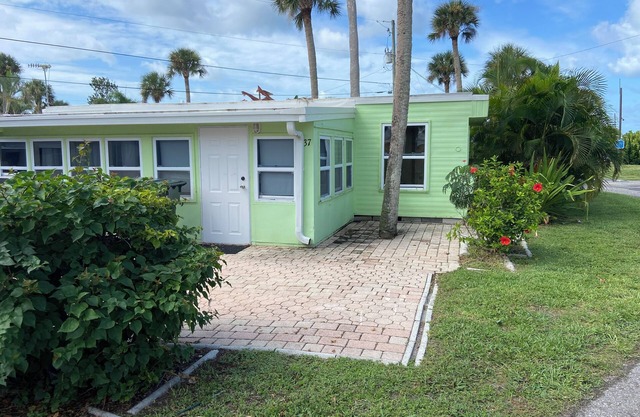 Hidden Oceanfront Seasonal Gem !! Keep your Boat right outside your door!