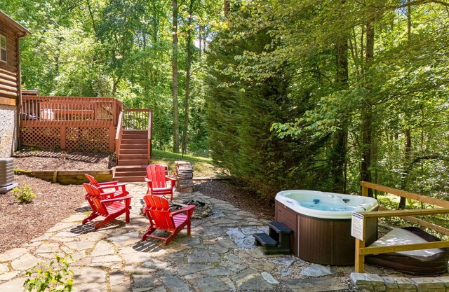 Hidden Pond | Hot Tub, Fire Pit + Biltmore Pass | $75 Off 3-Night Stay!