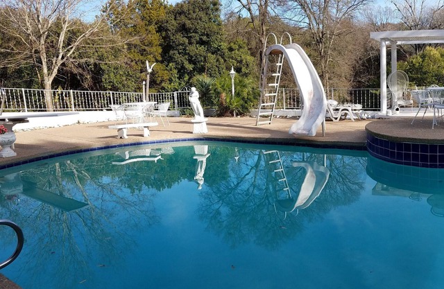 Hidden Valley Private Pool Side Cottage