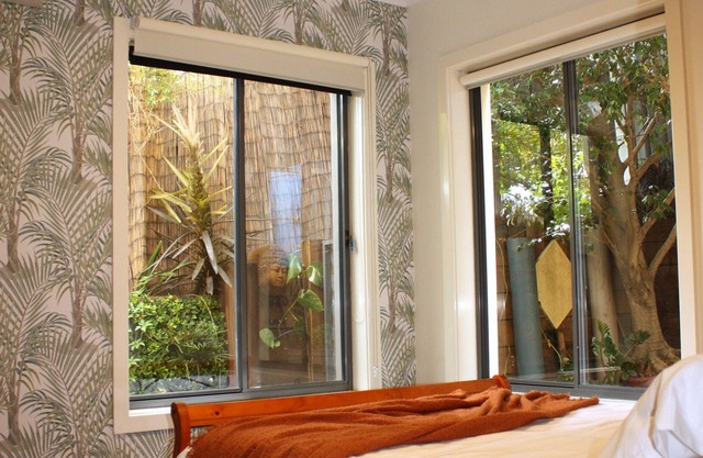 Hideaway apartment in bustling beachside suburb, short walk to city attractions