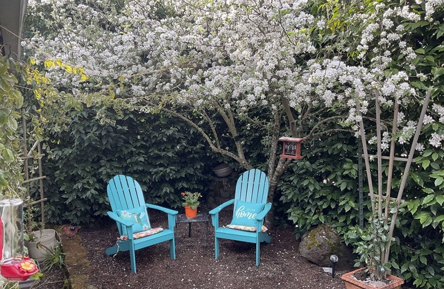 Hideaway Hedge Guest Suite - 8 Min from U of O & Downtown - 20 from the airport