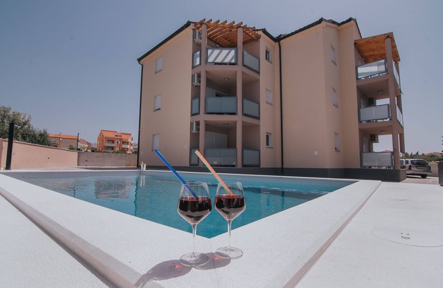 Hideout - Deluxe Pool Apartments for 16