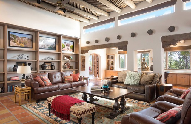 High Desert Hacienda - 6 bedrooms/5 1/2 bathrooms/AC - minutes from the Plaza