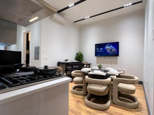 High-end House with 2 FREE Park Spots, rooftop NYC views and backyard with deck, 6BRs, 2FLs plus bsmt, 11 beds, 3 bath, Sleep 19, 20 PERCENT OFF