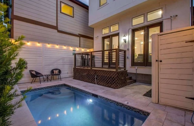 High End In The Center - Mins to Downtown w Pool