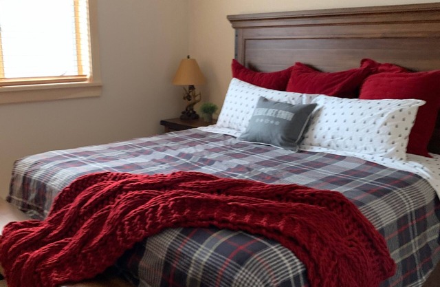 High-end Ski/Golf retreat hot tub, fireplace, 4 bd rm, game rm.