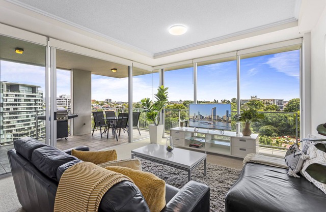 High-Floor 2-Bed CBD Unit With Views & Amenities