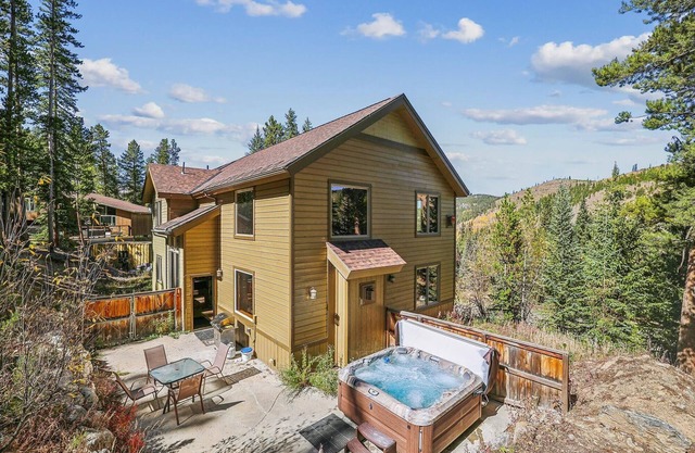 High Point Lodge: Private Home, Cozy Patio Area, Hot Tub & Seasonal Shuttle.
