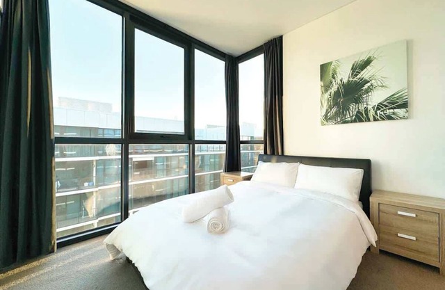 High-Rise Heaven - 2BR with Pool, Gym, Steam&Sauna