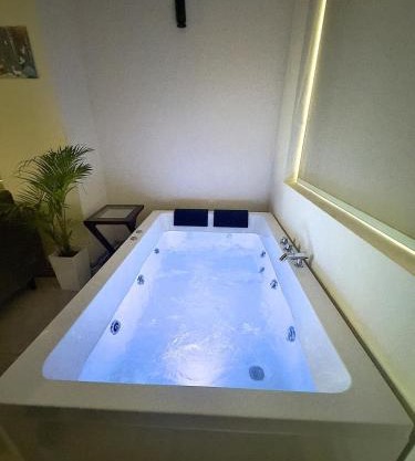 High Rise Lavish Room with Jacuzzi & Amazing View in zirkapur