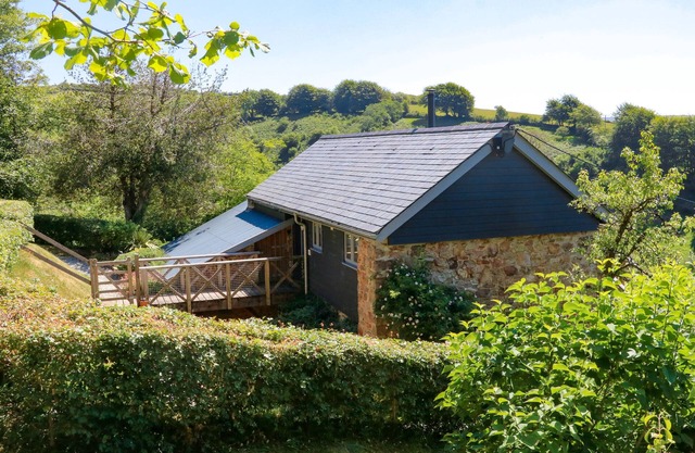 HIGHER BUMSLEY BARN, family friendly, with open fire in Parracombe