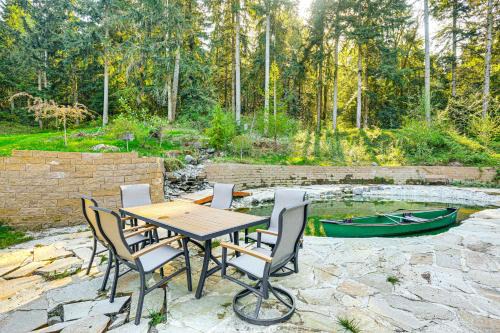 Hike and Explore Quiet Suite with Patio in Issaquah