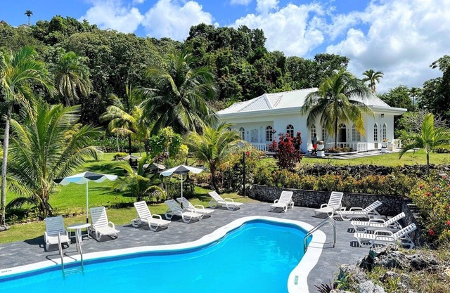 Hike to the peak of Jamaica's highest mountain range! 4 Suites w/Parking & BFast