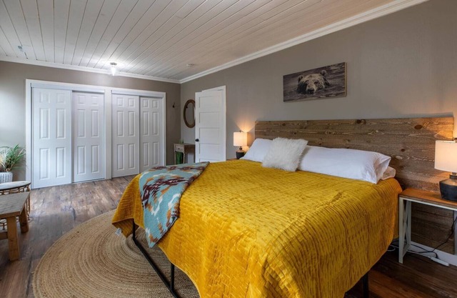 Hill Hideaway Unit 2 – Pet-Friendly, Mid-Term Lake Retreat