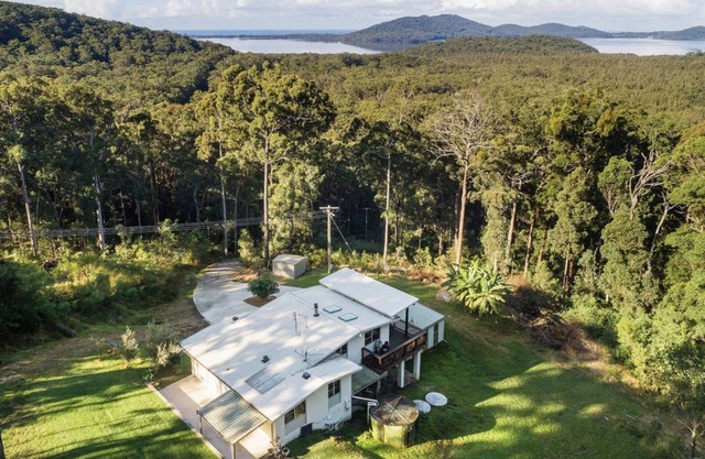 Hillside acreage, waterviews, 10min from beach - Perfect big groups/families!