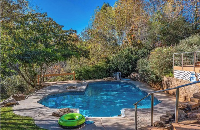 Hillside Escape: Has Power and Water