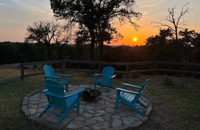 Hilltop Cabin Sunset Views @ The Farm on a Hill