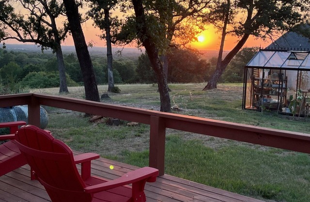 Hilltop Cottage Sunset Views @ The Farm on a Hill