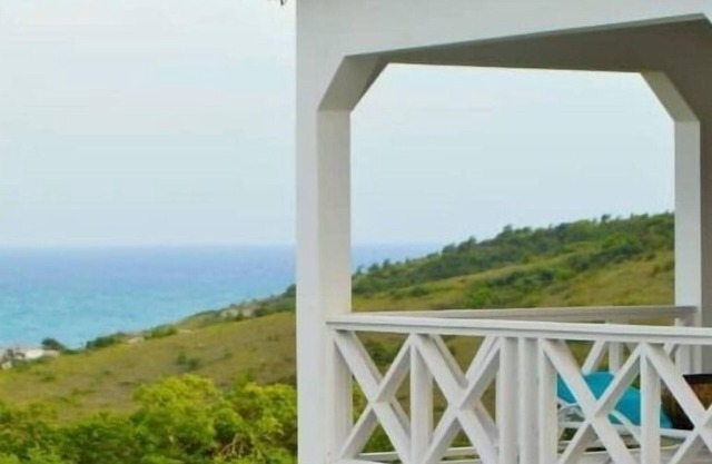 Hilltop Cottage w/breathtaking view of Atlantic Ocean.