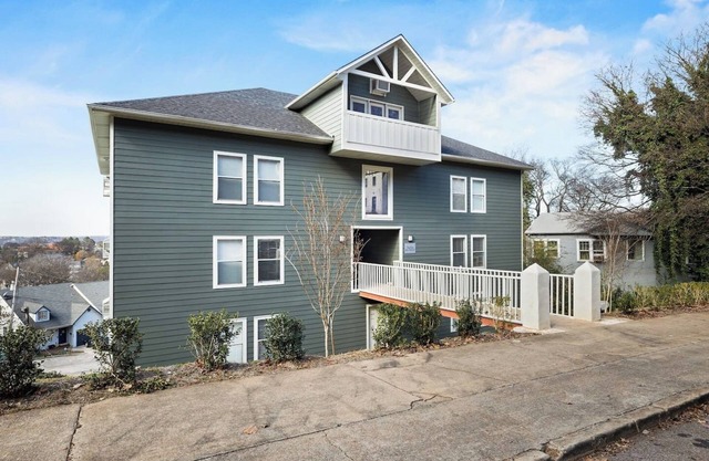 Hilltop Getaway- Groups/6 units/King Beds/Parking