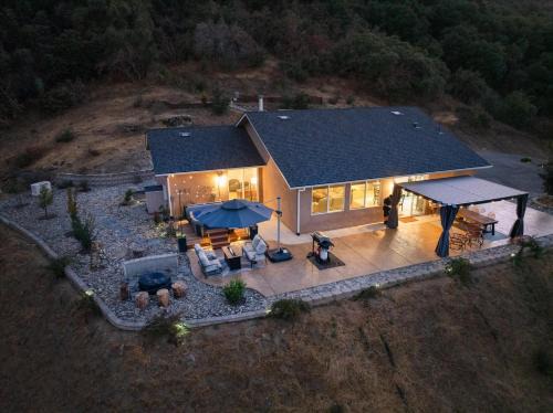 Hilltop Paradise with stunning views/hot tub/firepit/dog friendly!