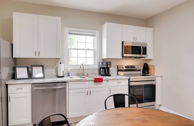 Hilltopper Convenience: Modern Duplex Near WKU