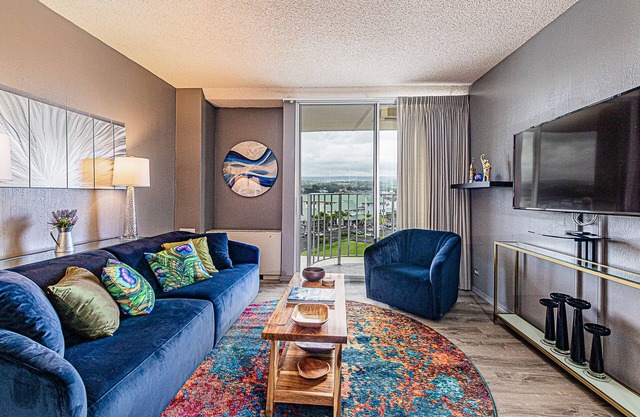 Hilo Lagoon Centre 9th floor King Bedroom Condo King Bed, POOL