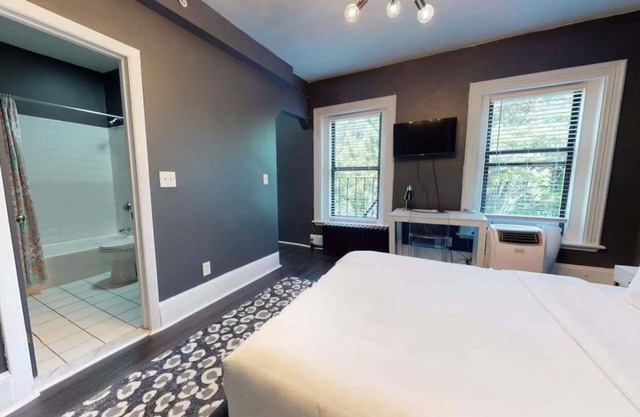 Hip & Chic Studio Awaits Your Stay!