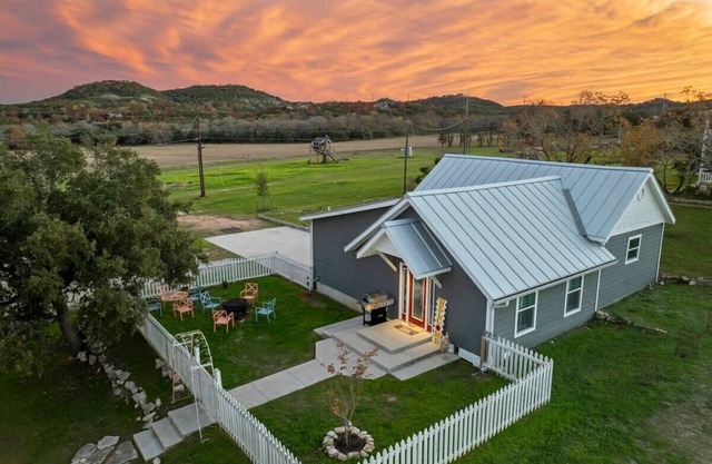Historic 1 BR Cottage | Mountain Views | Firepit
