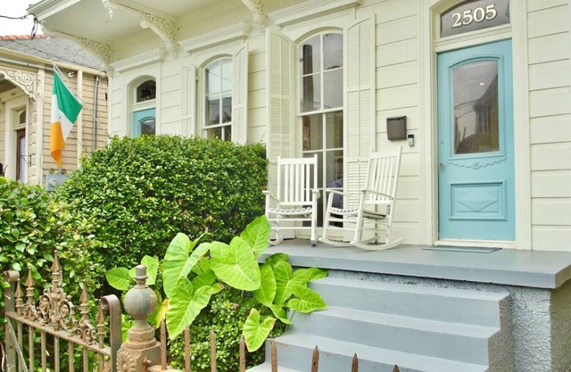 Historic 2 Bedroom Home On Magazine St.