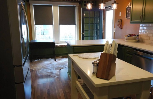 Historic 3-bedroom craftsman in the Carriage Dist of Corsicana w full kitchen