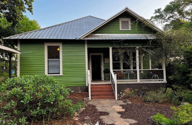 Historic 3-bedroom home in beautiful Athens. Walkable to town and Campus.