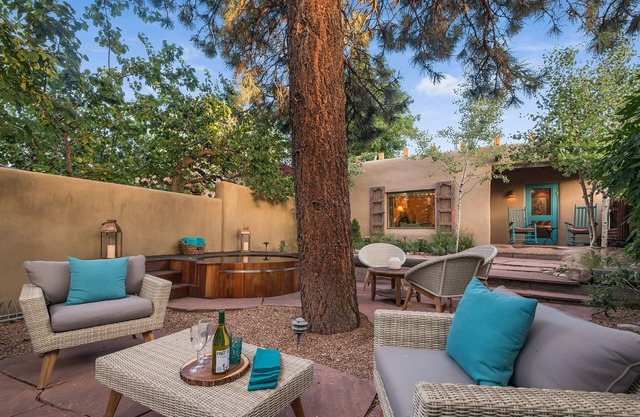 *Historic Adobe w Hot Tub & Bikes, Centrally located on Canyon Road*