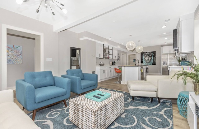Historic Annapolis~New interior~5+ parking spaces~6BR, 4BA