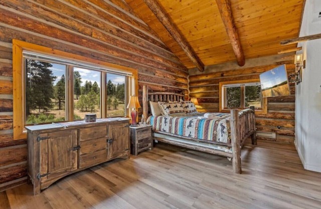 Historic Cabin, renovated rustic, Hottub, Ranch