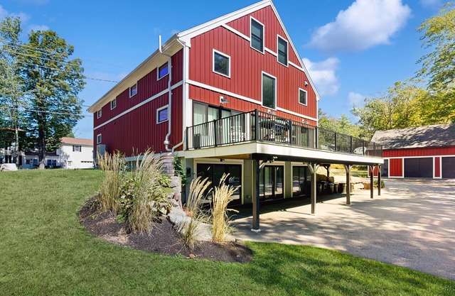 Historic charmer with open interior, & large patio - dog-friendly