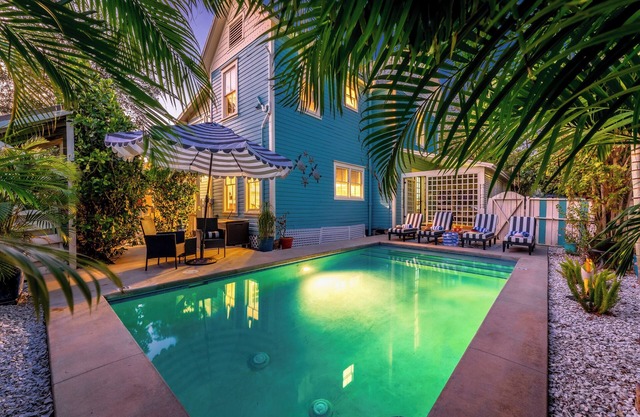 Historic home, Heated pool, Bar , Grill & Firepit!