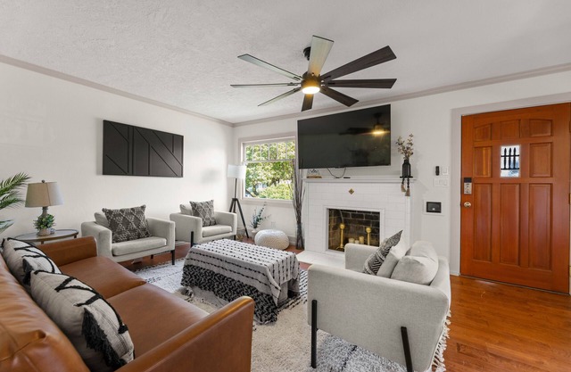Historic Home W/RV Hookups + HOT TUB
