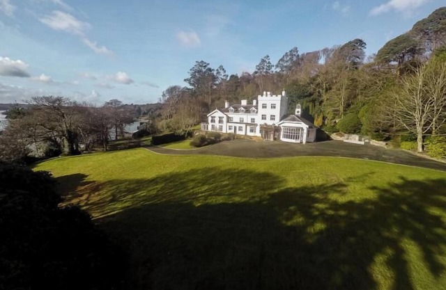 Historic Manor that sleeps 20 with Sauna, Hot tub, Spa facilities, Games room, library, cinema room