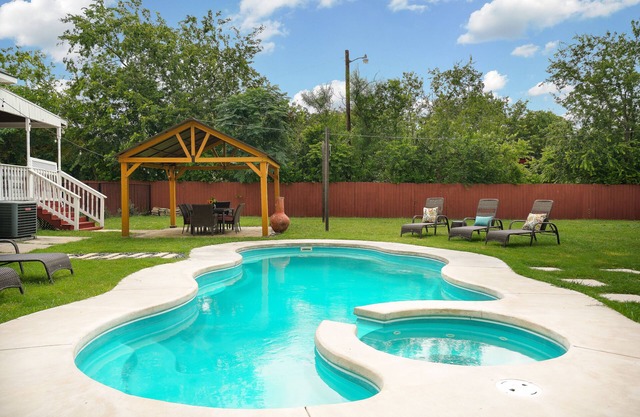 Historic Pearl Brewery home with Pool and Hot Tub