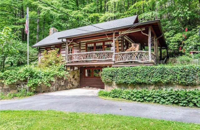 Historic Stonewood Cabin, Unique Mountain Getaway