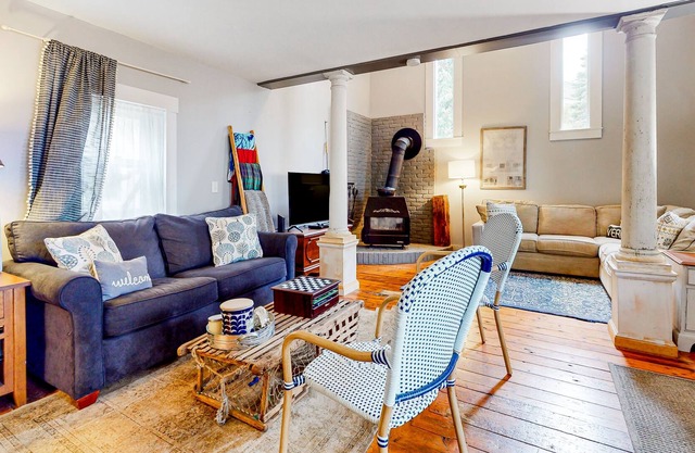 Historical home overlooking the river, walk to the village & covered bridge